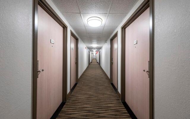 HomeTown Inn by Red Roof East Syracuse