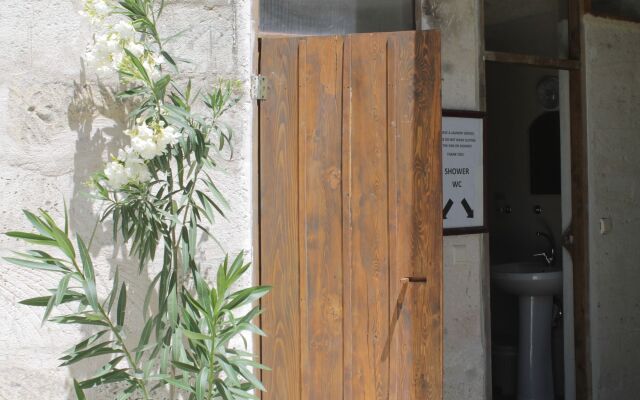 Yasin's Place Backpackers Cave Hotel