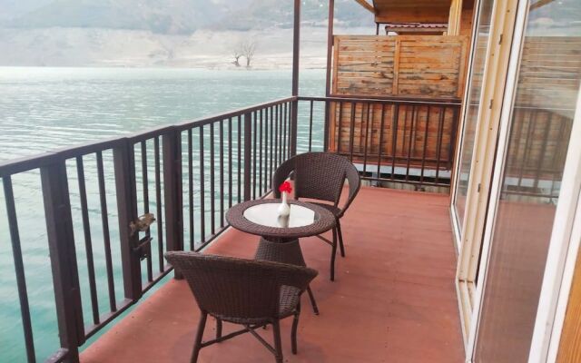 Le ROI Floating Huts & Eco Rooms