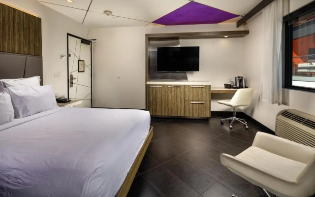 Econo Lodge and Suites