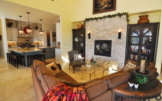 Lake's Edge Tuscan Lodge