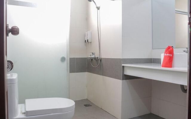 Reddoorz Plus Near Binh Tay Market