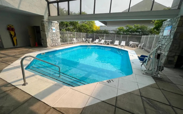 Days Inn & Suites by Wyndham Monroe