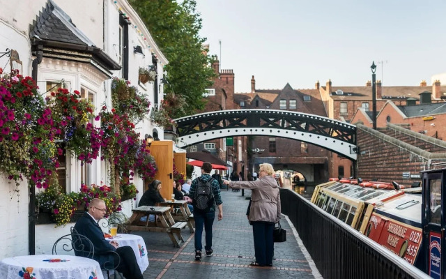 Modern 1 Bedroom Apartment With Parking