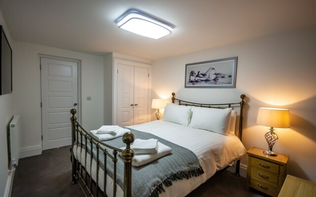 Luxury 2 bed Lower Ground Floor Apartment