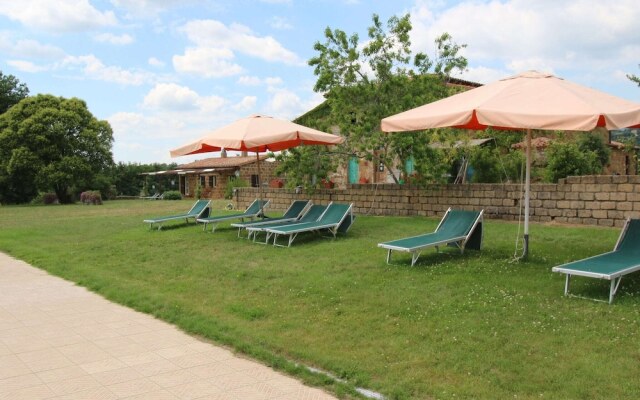 Scenic Farmhouse with Swimming Pool by Forest in Sorano