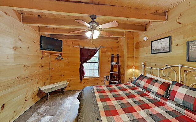 New Listing! Epic W/ Game Room & Hot Tub 2 Bedroom Cabin