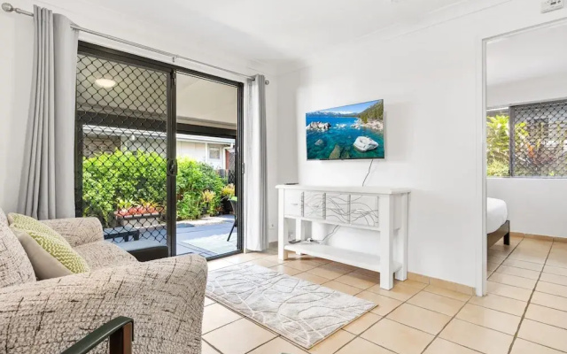 Spacious 1-bed Unit With Outdoor Patio Dining