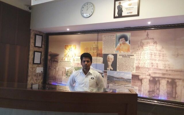 Iroomz Hotel SR Grand
