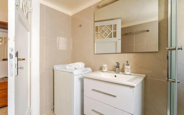 John's Athenian Beauty 45m2 , Metro 7' (Adults Only)
