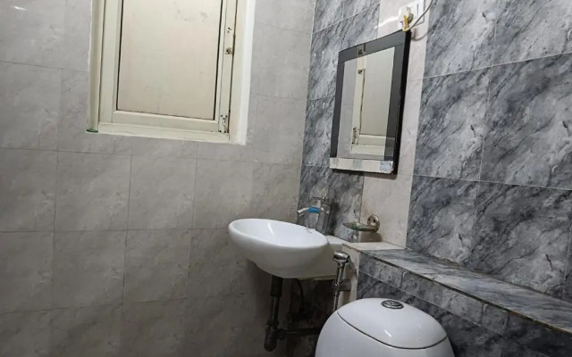 OYO 16721 Divine Hotel