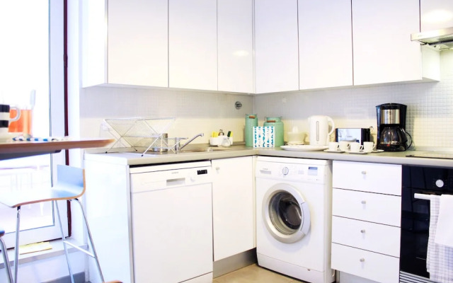 ALTIDO Modern 1-bed Apt w/terrace, moments from São Bento Palace