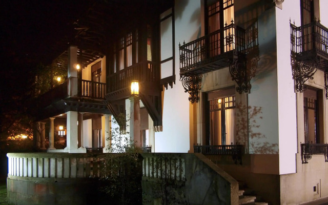 Palacio Arias and Hotel y Apartamentos Arias