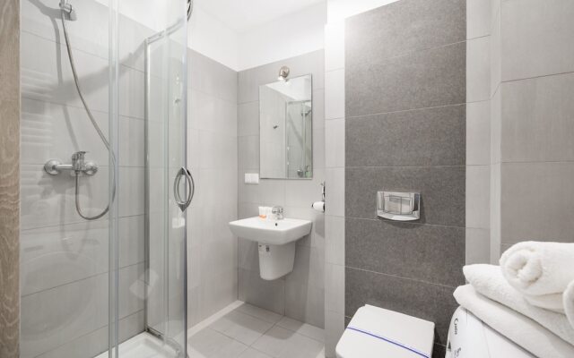 Nadbrzeżna Apartment by Renters