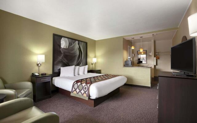 Super 8 Conference Center Nau Downtown