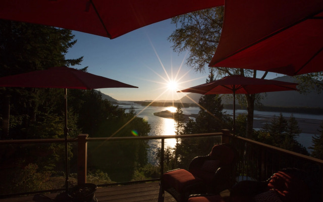 The Fraser River's Edge B&B Lodge