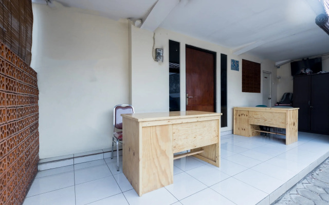 OYO 1516 Cemara Gading