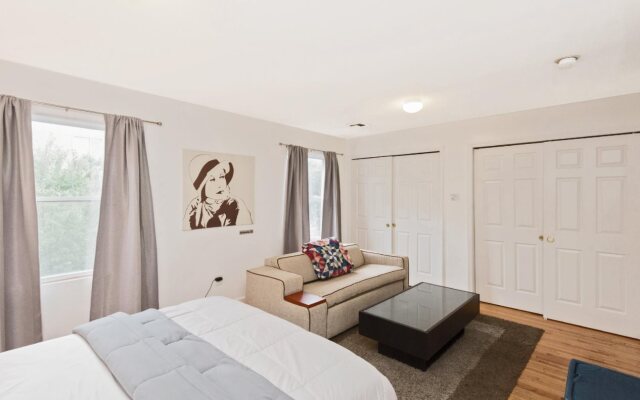 Racpanos Modern Stay on Forrest Street