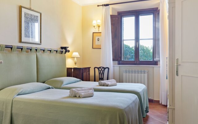 Quaint Holiday Home in Siena with Hot Tub