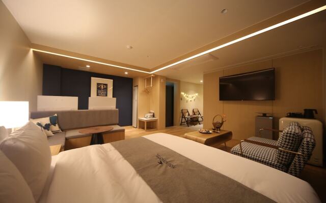 Hound Hotel Sajik Minam Station
