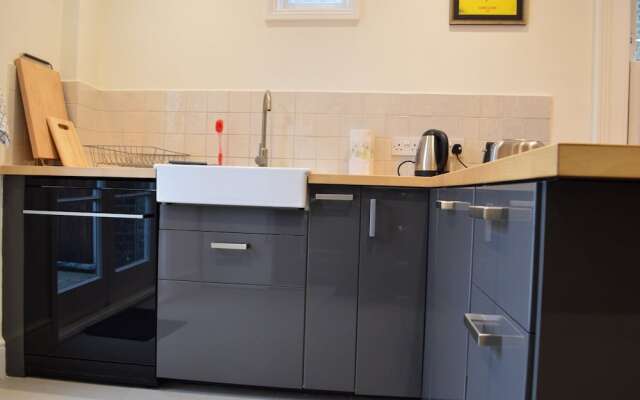 Shepherd&#39;s Bush 2 Bedroom Flat With Garden