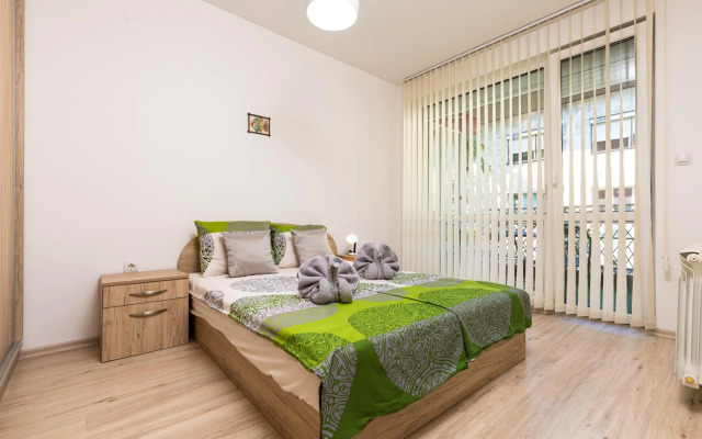 Stylish 2BD Apartment with a Nice Cozy Terrace