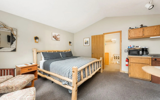 4 Seasons Inn on Fall River
