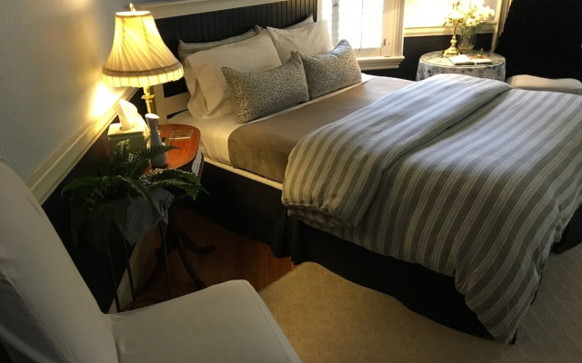 PineCrest Inn