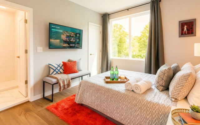 Elvis-themed 13 Beds Rooftop City Views