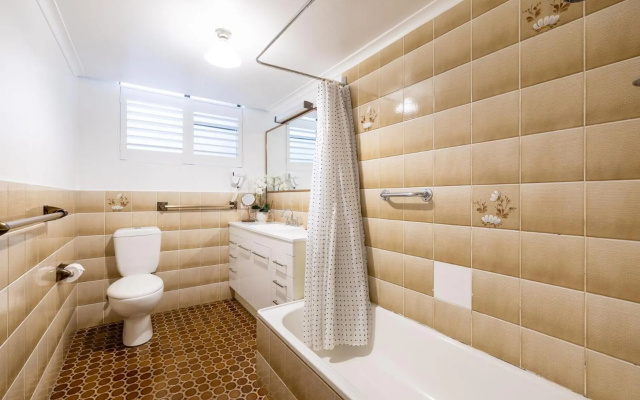 14 'The Dunes', 38 Marine Dr - Large Unit With Pool, Tennis Court And Directly Across From Fingal – Bathroom – Fingal Bay