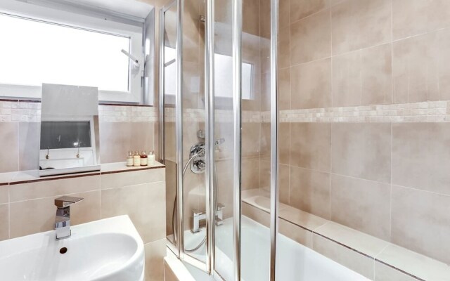West London 3 bed Home Next to the River!