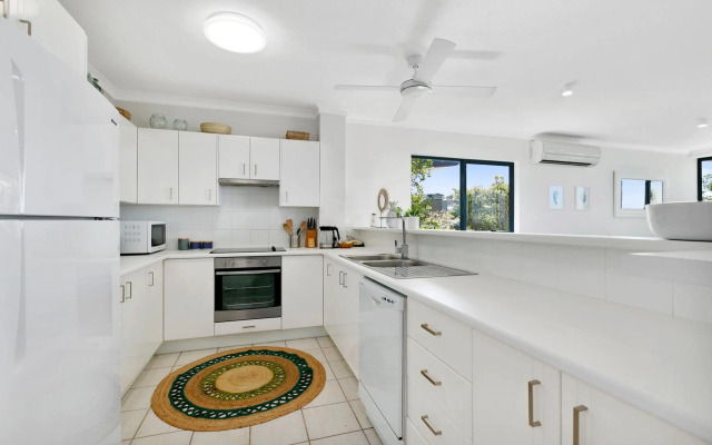 Sunny and spacious Sunshine Beach