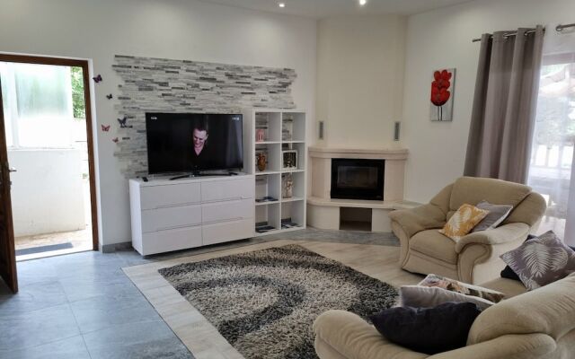 Large 120 m2 apt With Patio,1 min Walk From Beach