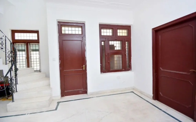 OYO 40005 Corner House