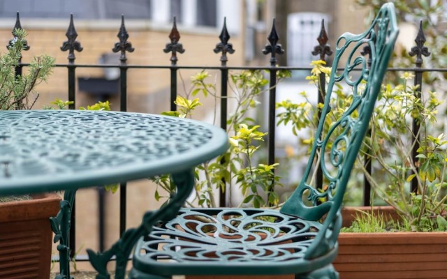 Luxury 2BR Flat in Knightsbridge W/patio, 4 Guests