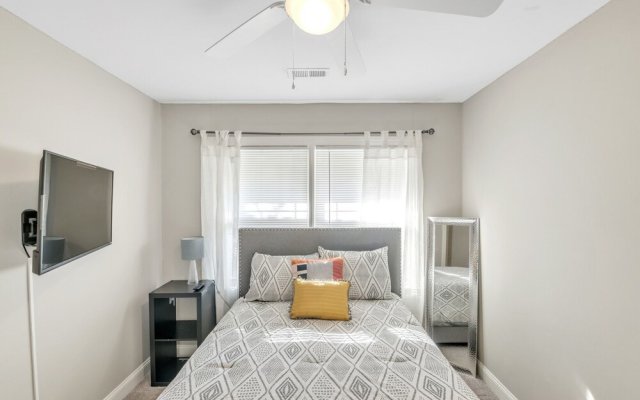 Luxury Crosswalk Uptown District 2 Bedroom Apts by Redawning