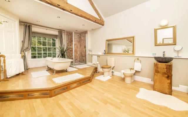 Cornerstones, 16th Century Luxury Self Catering House overlooking the River Dee