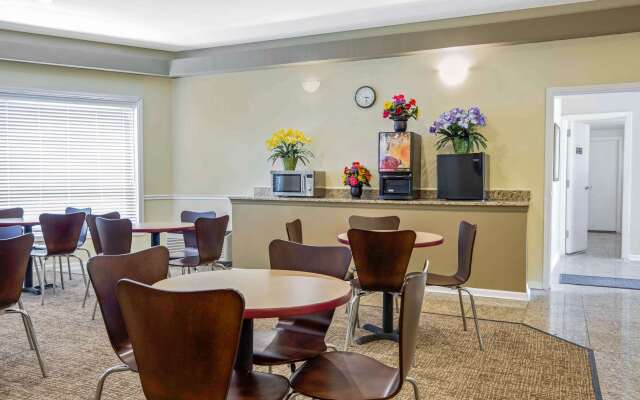 Rodeway Inn Lyons - La Grange