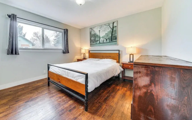 14 Mi to Dtwn Seattle: Sleek Home w/ Large Yard