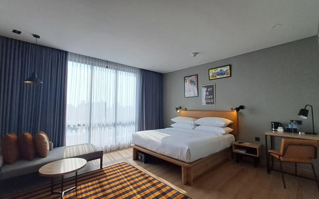 Moxy Solo – Guest Rooms – Surakarta