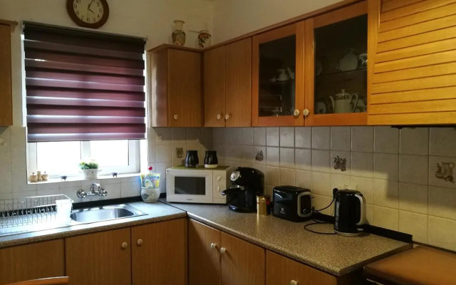 Village Corner 3 bedroom apartment with garage