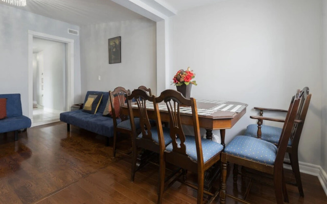Applewood Suites - 4 BDRM King West