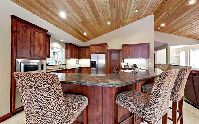 High End Executive Tahoe Home by RedAwning