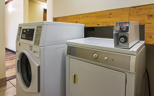 Red Roof Inn & Suites Fayetteville - Fort Bragg