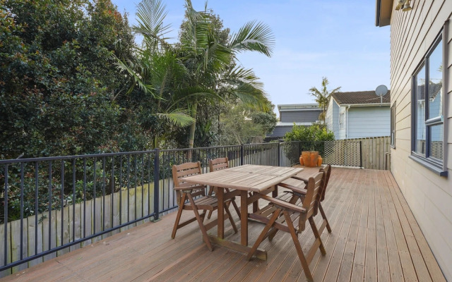 Spacious Family Home - Backyard-Mt-Views