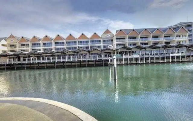 Dolphin Quay Apartment Hotel