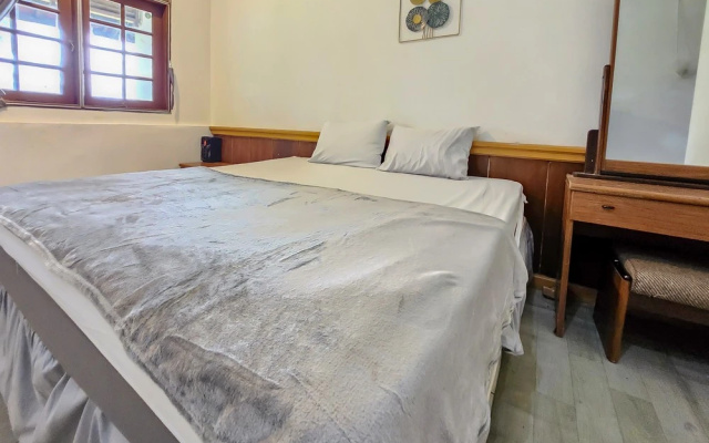 RedDoorz near Pasar Cipanas – Guest Rooms – Cipanas