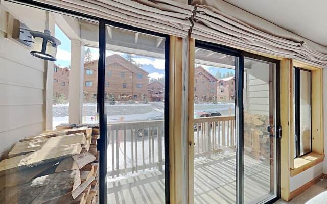 One Bedrooms At Snowbird Condos Slopeside - Free Wifi & Assigned Parking!