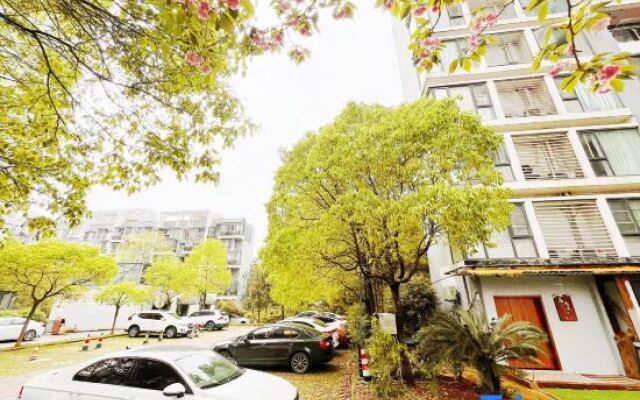 Weary people go back home