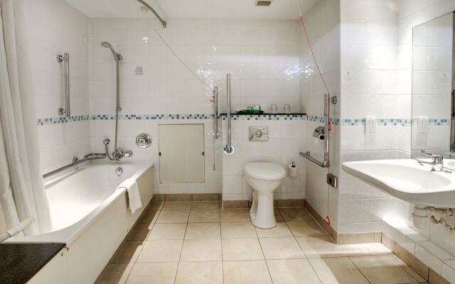 Holiday Inn Farnborough by IHG